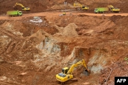 Para pekerja menggunakan ekskavator saat eksplorasi bijih nikel oleh Gema Kreasi Perdana (GKP) di Pulau Wawonii, Sulawesi Tenggara, 8 Februari 2023. (Adek BERRY / AFP)