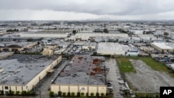 Daños causados por un tornado se observan en el techo de un edificio comercial de la ciudad de Montebello, California, el 22 de marzo de 2023.