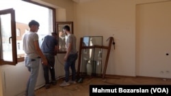 Diyarbakır’ın Yenişehir ilçesindeki Evran Apartmanı’nda hurdacılar bir daireyi gözden geçiriyor. 