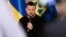 Presiden Ukraina Volodymyr Zelenskyy bertemu dengan awak media di Riga, Latvia, 11 January 2024. (Foto: Gints Ivuskans/AFP)