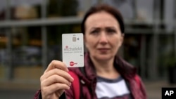 Azilkërkuesja nga Shqipëria, Erdina Laca, tregon kartën e re të ndihmës financiare në Gjermani