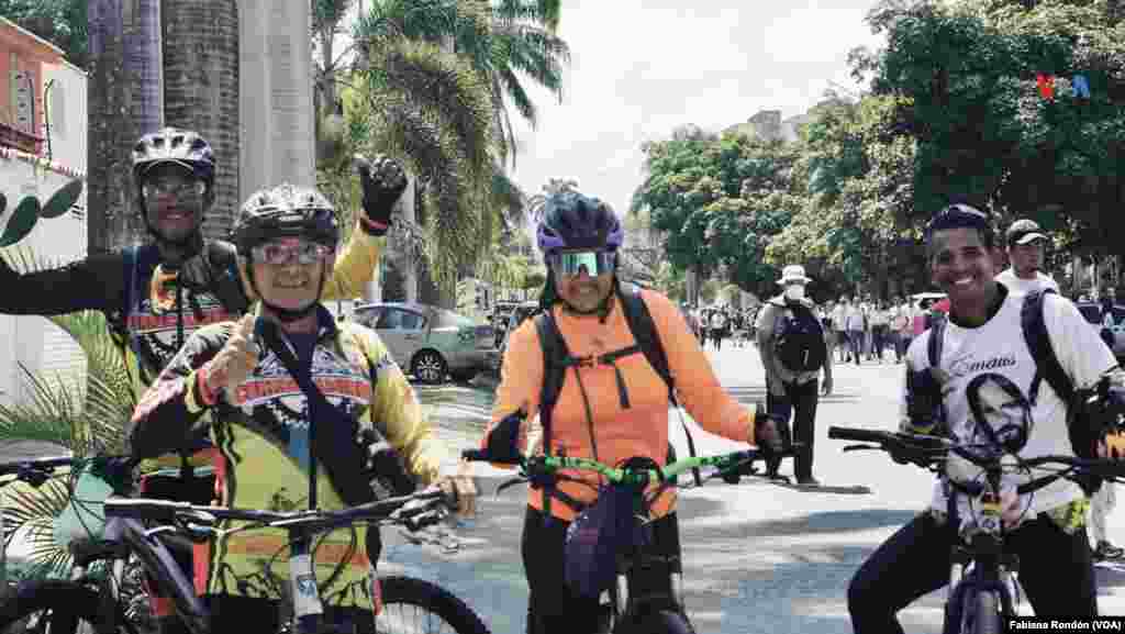 Samuel Angulo, José Escalona, Leticia Molina y Adrubal Pérez son parte de un grupo de ciclistas llamado &quot;correcaminos&quot; que viajó en bicicleta desde Acarigua, estado Portuguesa, para acompañar a la Divina Pastora.