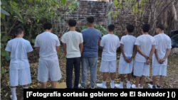 Menores de edad detenidos en El Salvador. [Fotografía cortesía gobierno de El Salvador ]