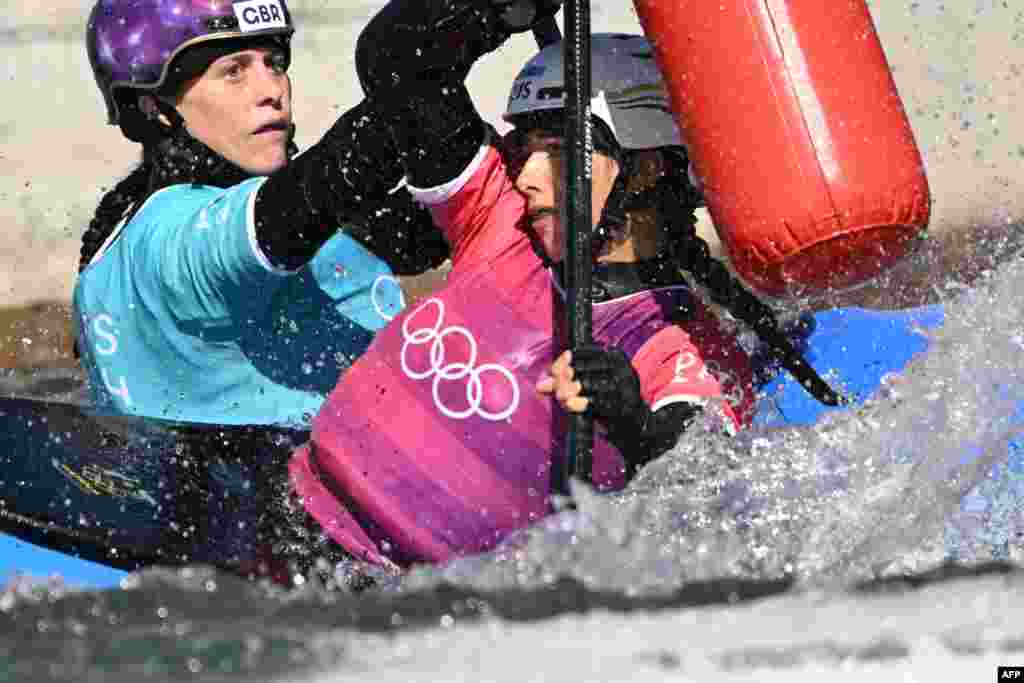 Australia&#39;s Noemie Fox (R) competes against Britain&#39;s Kimberley Woods in the women&#39;s kayak cross final of the canoe slalom competition at Vaires-sur-Marne Nautical Stadium in Vaires-sur-Marne during the Paris 2024 Olympic Games.