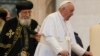 El papa Francisco, a la derecha, llega a su audiencia general semanal en la Plaza de San Pedro en el Vaticano, con el líder de la Iglesia Ortodoxa Copta de Alejandría, Tawadros II, el miércoles 10 de mayo de 2023. (Foto AP/Alessandra Tarantino)