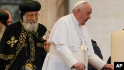 El papa Francisco, a la derecha, llega a su audiencia general semanal en la Plaza de San Pedro en el Vaticano, con el líder de la Iglesia Ortodoxa Copta de Alejandría, Tawadros II, el miércoles 10 de mayo de 2023. (Foto AP/Alessandra Tarantino)