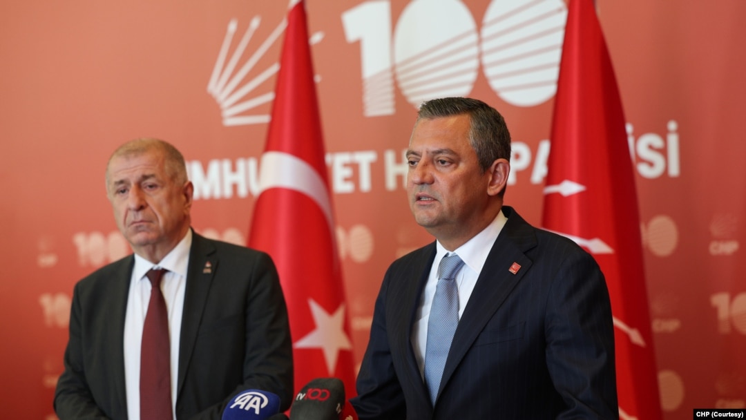 CHP Genel Başkani Özgür Özel, Zafer Partisi Genel Başkani Ümit Özdağ ile bir araya geldi. 