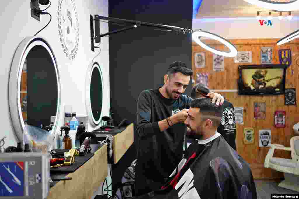 Un hombre se corta el pelo en una "Barber Shop" en Sderot. La gente regresa y los comercios reabren sus puertas.