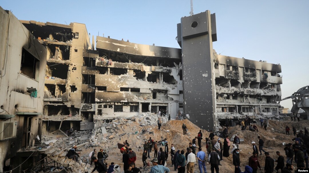 Penampakan luar gedung Rumah Sakit Al Shifa setelah pasukan Israel menarik diri dari rumah sakit dan area di sekitarnya menyusul operasi dua minggu di Kota Gaza, 1 April 2024.