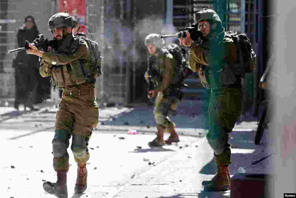 Израелските војници пукаат со гумени куршуми кон Палестинците за време на судирите по смртта на палестинскиот затвореник Кадер Аднан во Хеброн на Западниот Брег, окупиран од Израел.