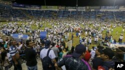 Aficionados saltan a la cancha del estadio Cuscatlán en San Salvador, El Salvador, el sábado 20 de mayo de 2023.