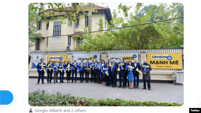 Các nhà ngoại giao EU tụ tập bên ngoài tòa Đại sứ Ukraine ở Hà Nội bày tỏ sự ủng hộ và đồng hành cùng nhân dân Ukraine, ngày 24/2/ 2023. Twitter EU in Vietnam.