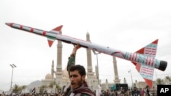 Сторонник хуситов с макетом ракеты во время митинга в поддержку палестинцев в секторе Газа. Сана, Йемен. 26 апреля 2024 года. (AP Photo/Osamah Abdulrahman)