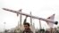 Сторонник хуситов с макетом ракеты во время митинга в поддержку палестинцев в секторе Газа. Сана, Йемен. 26 апреля 2024 года. (AP Photo/Osamah Abdulrahman)