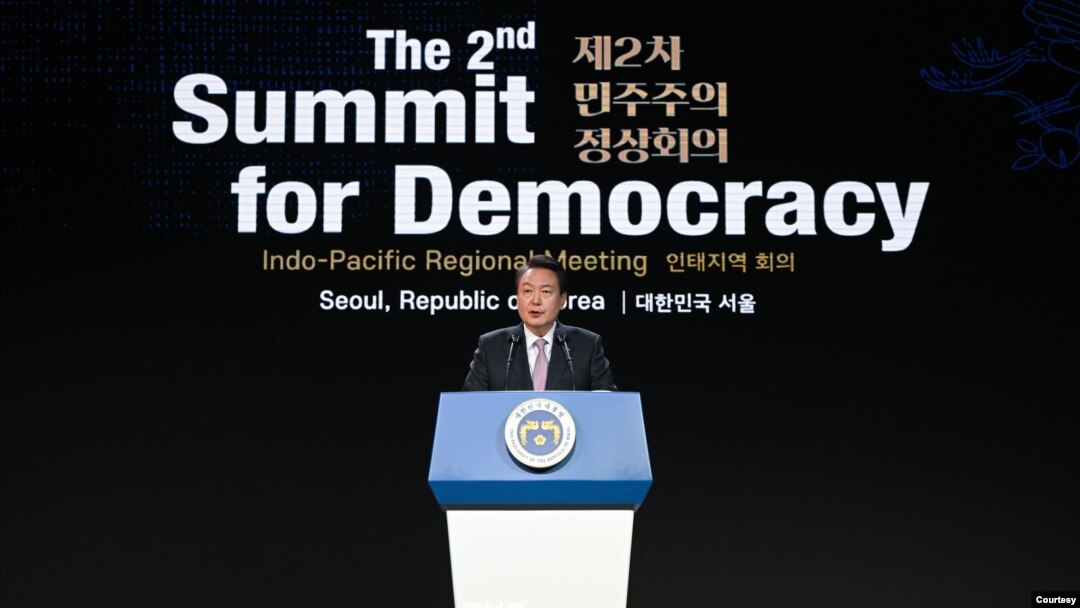 지난달 30일 윤석열 한국 대통령이 제2차 민주주의 정상회의 인태지역 회의를 주재했다. 사진 제공 = 한국 대통령실.