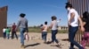 ARCHIVO - Un grupo de migrantes brasileños ingresan a Estados Unidos desde México por una brecha del muro fronterizo, en Yuma, Arizona, con el fin de solicitar asilo a las autoridades migratorias estadounidenses, en junio de 2021. 