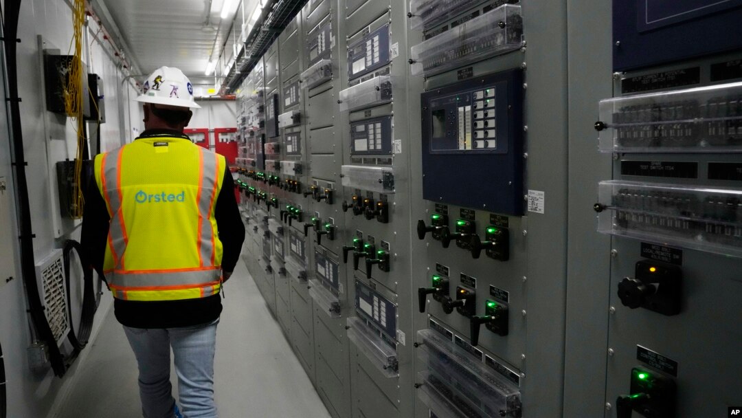 Mike Nutt, menadžer lokacije, šeta kampusom u Orsted's Eleven Mile Solar Center 29. februara 2024. u Coolidgeu, Ariz.