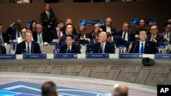 Dari kiri ke kanan, Wakil Perdana Menteri Australia Richard Marles, Perdana Menteri Jepang, Fumio Kishida, Perdana Menteri Selandia Baru, Christopher Luxon dan Presiden Korsel, Yoon Suk Yeol, menghadiri KTT NATO di Washington, pada 11 Juli 2024. (Foto:AP/Matt Rourke)