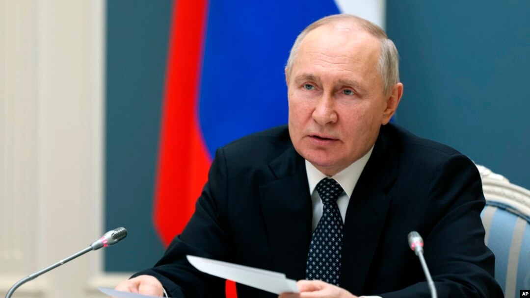 Khi đánh Ukraine, Putin nghĩ rằng sẽ nhanh chóng đè bẹp nước láng giềng về quân sự. Nhưng ông ta vô tình khơi động một trận tuyến chính trị. 