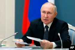 Presiden Rusia Vladimir Putin memimpin rapat Dewan Keamanan melalui konferensi video di Moskow, 5 April 2023. (Kremlin via AP)