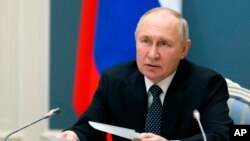 Presiden Rusia Vladimir Putin memimpin pertemuan Dewan Keamanan secara virtual di Moskow, pada 5 April 2023. (Foto: Kremlin pool via AP)