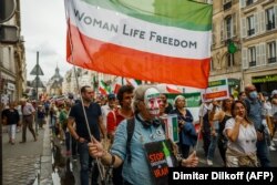 Demonstrasi untuk memprotes rezim Iran dan memperingati satu tahun peringatan kematian Mahsa Amini, perempuan Kurdi Iran yang meninggal dalam tahanan polisi, di Place de la Bastille, Paris, Sabtu, 16 September 2023. (Foto: Dimitar Dilkoff/AFP)