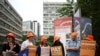 Sejumlah tenaga medis berdemo sambil membawa poster-poster Asosiasi Medis Inggris di London, 27 Juni 2024. (Foto: Henry Nicholls/AFP)