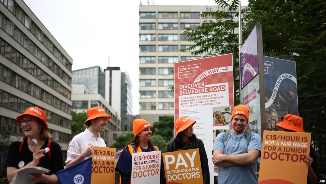 Sejumlah tenaga medis berdemo sambil membawa poster-poster Asosiasi Medis Inggris di London, 27 Juni 2024. (Foto: Henry Nicholls/AFP)
