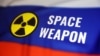 Руско знаме, нуклеарен знак и зборовите „вселенско оружје“ се гледаат на оваа илустрација направена на 13 март 2024 година