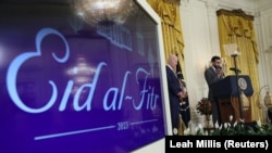 Imam Zia Makhdoom melantunkan doa saat Presiden AS Joe Biden mengadakan resepsi untuk merayakan Idulfitri, di Gedung Putih, di Washington, AS, 1 Mei 2023. (Foto: REUTERS/Leah Millis)