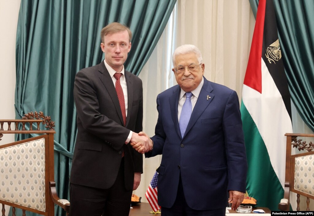 美国白宫国家安全顾问杰克·沙利文（Jake Sullivan）与巴勒斯坦权力机构主席马哈茂德·阿巴斯（Mahmoud Abbas）在西岸举行会晤。（2023年12月15日）(photo:VOA)