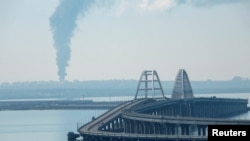 Фото 3 травня 2023 року: дим над сховищем палива поблизу Керченського мосту
