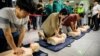 Warga sipil menerima pelatihan Resusitasi jantung paru-paru (RJP atau CPR) menggunakan boneka selama latihan "Ulchi Freedom Shield" melawan kemungkinan serangan artileri oleh Korea Utara, di stasiun kereta bawah tanah di Seoul, Rabu 23 Agustus 2023.