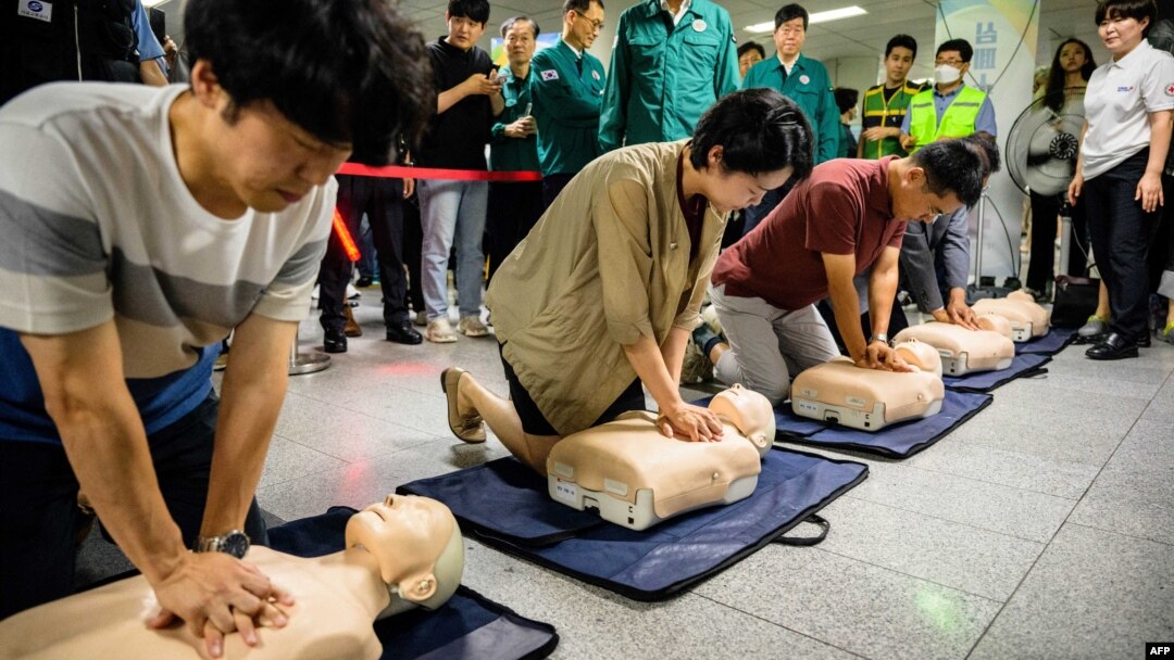Warga sipil menerima pelatihan Resusitasi jantung paru-paru (RJP atau CPR) menggunakan boneka selama latihan "Ulchi Freedom Shield" melawan kemungkinan serangan artileri oleh Korea Utara, di stasiun kereta bawah tanah di Seoul, Rabu 23 Agustus 2023.