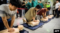 Warga sipil menerima pelatihan Resusitasi jantung paru-paru (RJP atau CPR) menggunakan boneka selama latihan "Ulchi Freedom Shield" melawan kemungkinan serangan artileri oleh Korea Utara, di stasiun kereta bawah tanah di Seoul, Rabu 23 Agustus 2023.