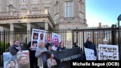 Activistas cubanos se reunieron frente a la embajada de Cuba en Washington, D.C. el 18 de marzo de 2024 para expresar su apoyo a los cubanos que participaron en las recientes protestas.