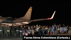 110 colombianos procedentes de Israel llegaron a Colombia en un vuelo humanitario que aterrizó en la Base Aérea de Catam.