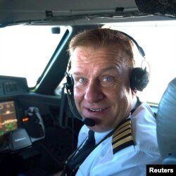 El multimillonario británico Hamish Harding, de quien se dice que está entre los pasajeros a bordo del submarino que desapareció en el viaje a los restos del Titanic, se ve en esta foto tomada en vuelo, julio de 2019. Cortesía de Jannicke Mikkelsen/a través de REUTERS