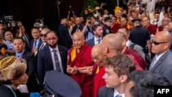 Pemimpin spiritual Tibet Dalai Lama tiba di hotelnya di New York, 23 Juni 2024, saat ia bersiap menjalani operasi lutut. (Adam GRAY / AFP)