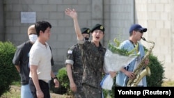 Jin, anggota band K-pop BTS, mengakhiri masa dinas wajib militer di Yeoncheon, Korea Selatan, Rabu, 12 Juni 2024. (Foto: Yonhap via Reuters)