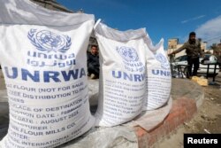 Pengungsi Palestina menunggu untuk menerima bantuan Badan Bantuan dan Pekerjaan PBB (UNRWA) di Rafah, di selatan Jalur Gaza, 7 Maret 2024. (Foto: REUTERS/Mohammed Salem)