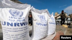 Sejumlah warga Palestina tampak menunggu untuk menerima bantuan dari UNRWA di Rafah, di selatan Jalur Gaza, pada 7 Maret 2024. (Foto: Reuters/Mohammed Salem)