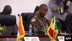 Bendera za taifa za Niger na Mali zikiwa mezani wakati wa mkutano wa ECOWAS. Picha na GERARD NARTEY / AFP.