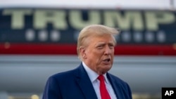 Mantan Presiden AS Donald Trump berbicara dengan wartawan sebelum ia berangkat meninggalkan Bandara Internasional Hartsfield-Jackson Atlanta pada 24 Agustus 2023. (Foto: AP/Alex Brandon)