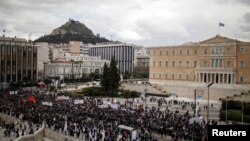 Aksi demo mogok nasional 24 jam di Athena, Yunani, 16 Maret 2023, sebagai ungkapan belasungkawa atas musibah kereta api paling mematikan di negara itu bulan lalu, . REUTERS/Alkis Konstantinidis