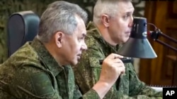 En esta foto tomada de un video publicado por el Servicio de Prensa del Ministerio de Defensa de Rusia el 4 de marzo de 2023, el ministro de Defensa ruso, Sergei Shoigu, habla mientras inspecciona a las tropas rusas en un lugar no revelado en Ucrania.