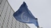 Bendera Badan Energi Atom Internasional (IAEA) berkibar di depan kantor pusatnya selama pertemuan Dewan Gubernur IAEA di Wina, Austria, Senin, 6 Februari 2023. (AP Photo/Heinz-Peter Bader)