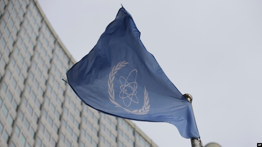 Bendera Badan Energi Atom Internasional (IAEA) berkibar di depan kantor pusatnya selama pertemuan Dewan Gubernur IAEA di Wina, Austria, Senin, 6 Februari 2023. (AP Photo/Heinz-Peter Bader)