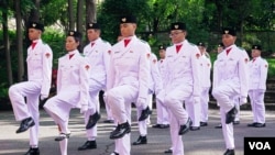 Tim Paskibra latihan berbaris untuk upacara HUT Kemerdekaan RI ke-78 (Foto: VOA Indonesia).
