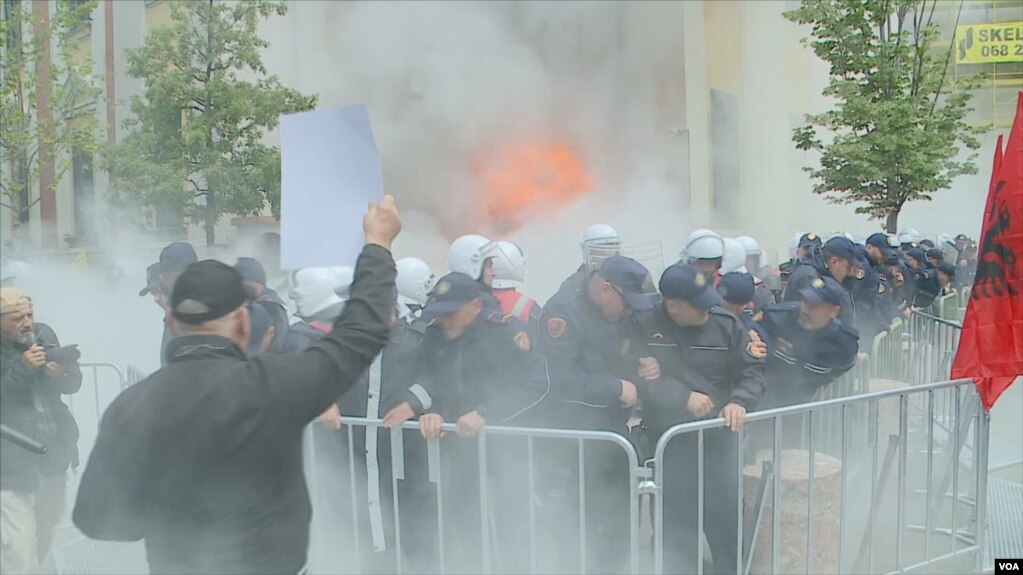 Sërish molotovë e tensione gjatë protestës kundër kryebashkiakut Veliaj